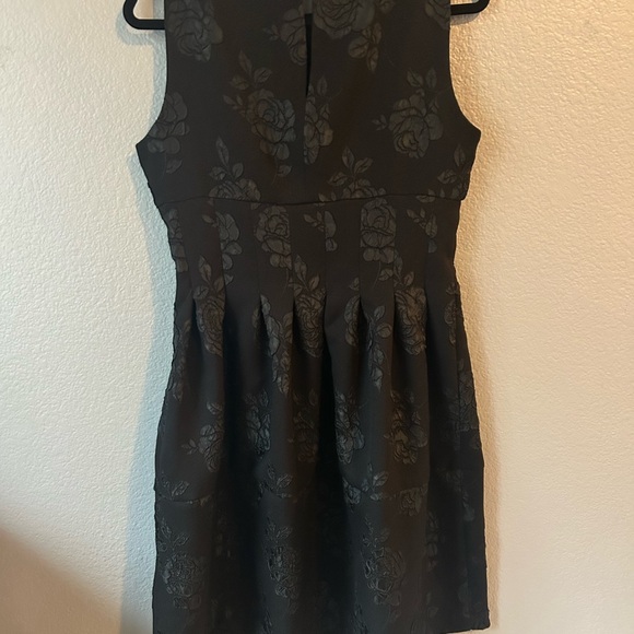 Elle Black Floral Mini Dress • Size 10 - Picture 3 of 3